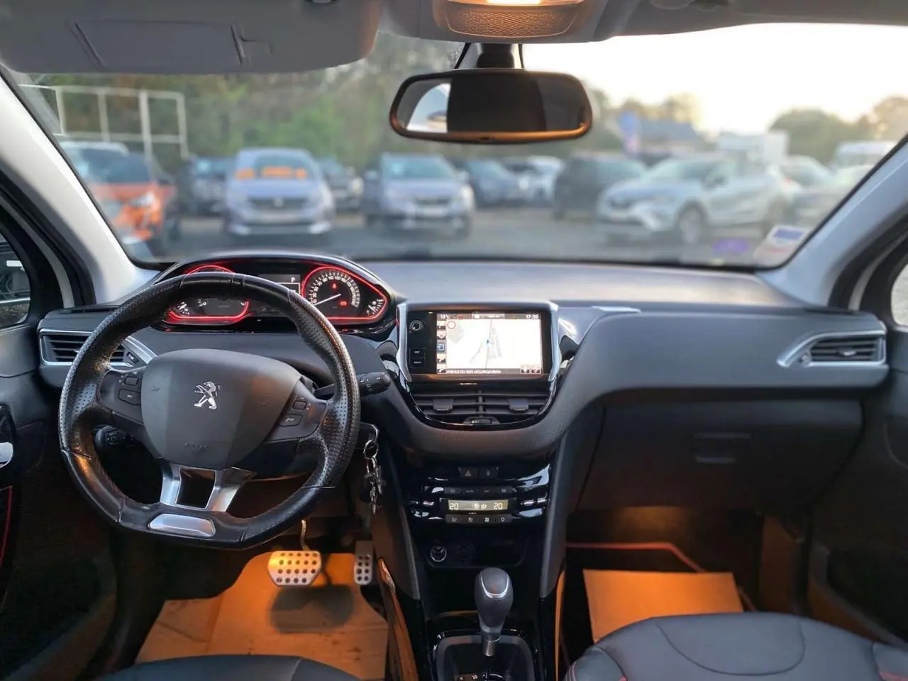 Intérieur du Peugeot 2008 GT Line 2016 vu de face, avec tableau de bord noir et écran tactile central allumé.