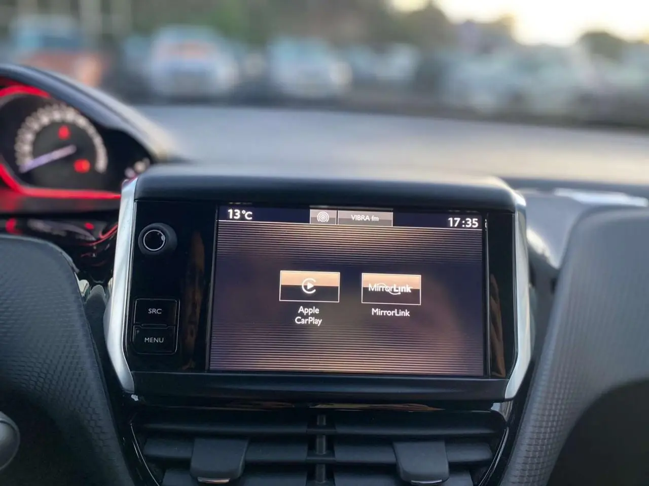 Écran tactile central du tableau de bord du Peugeot 2008 GT Line 2016, affichant Apple CarPlay et MirrorLink.