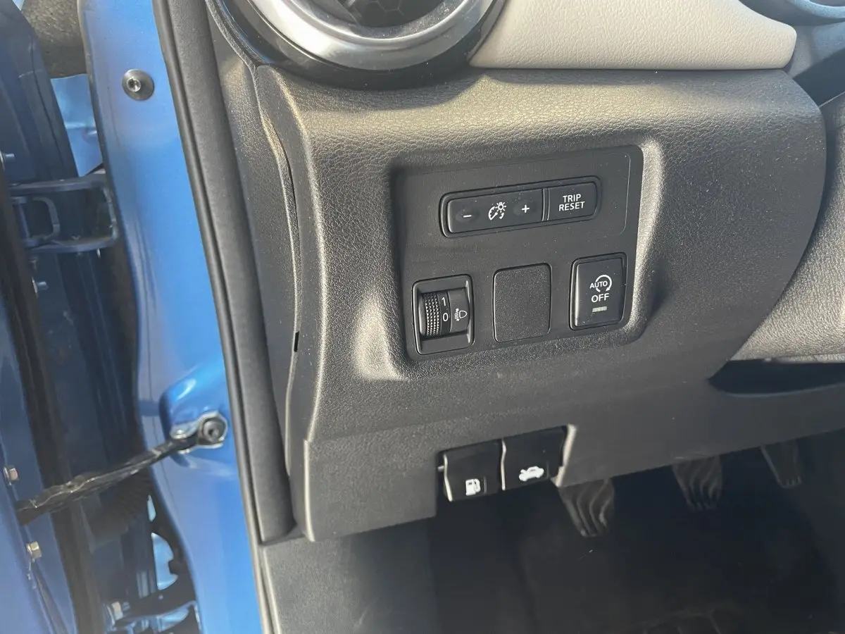 Détail des commandes côté gauche du tableau de bord d'une Nissan Micra IG-T 100 N-Connecta bleu 2020.