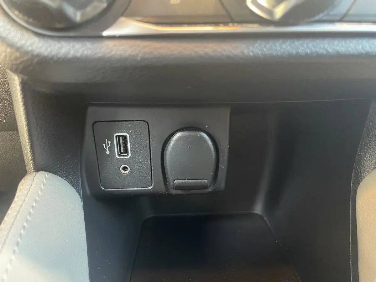 Prise USB et allume-cigare dans la console centrale d'une Nissan Micra IG-T 100 N-Connecta 2020.