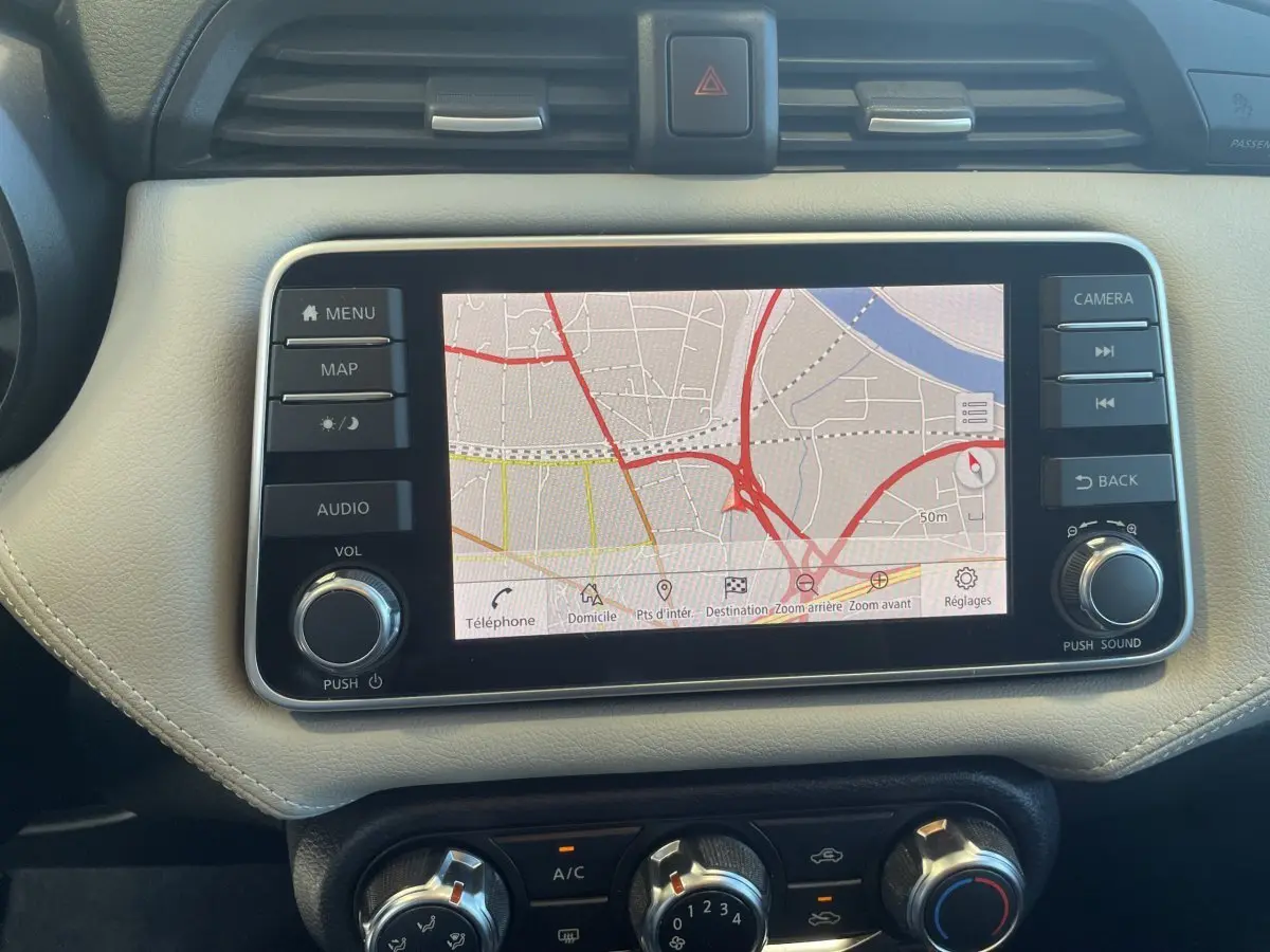 Écran tactile central affichant la navigation dans l'habitacle beige clair d'une Nissan Micra IG-T 100 N-Connecta.