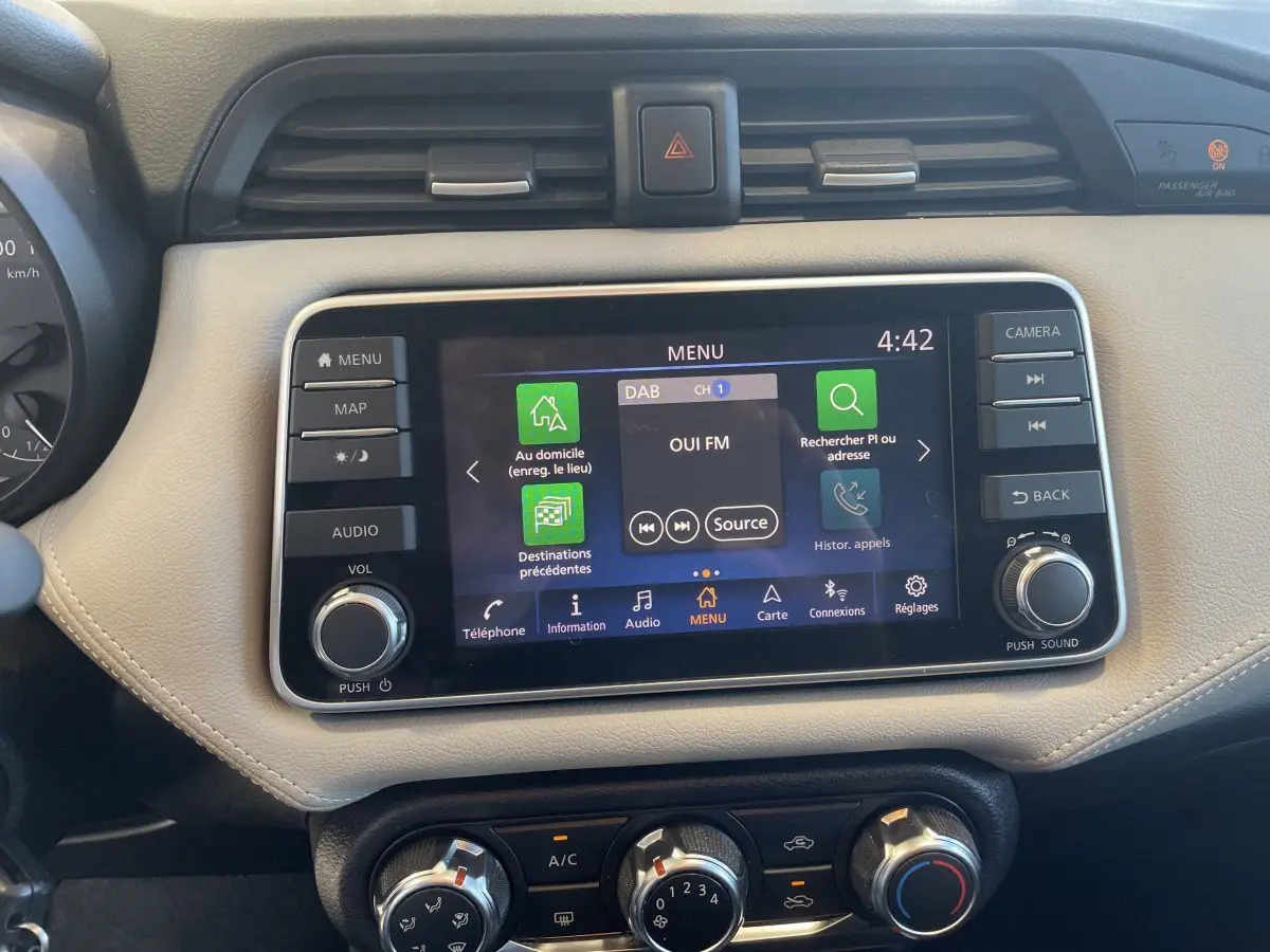 Vue rapprochée du tableau de bord beige et écran tactile 7 pouces de la Nissan Micra IG-T 100 N-Connecta 2020.