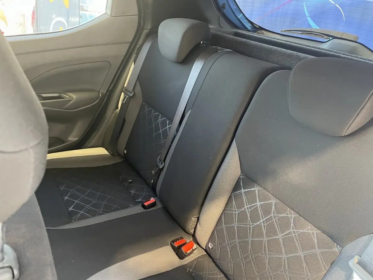 Vue intérieure de la banquette arrière noire avec motifs géométriques de la Nissan Micra IG-T 100 N-Connecta 2020.
