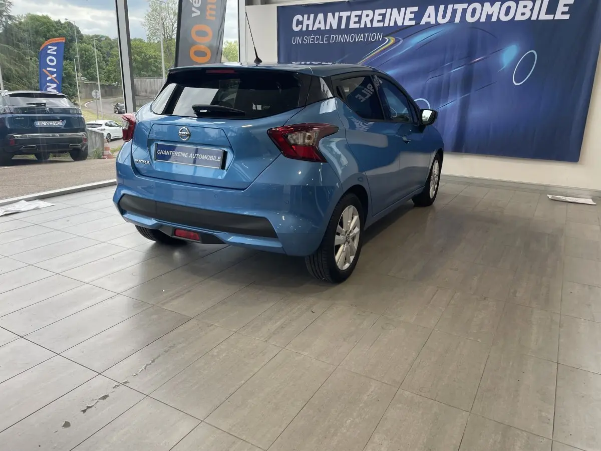 Vue 3/4 arrière droite d'une Nissan Micra IG-T 100 N-Connecta bleu dans un showroom avec logo Chantereine Automobile.