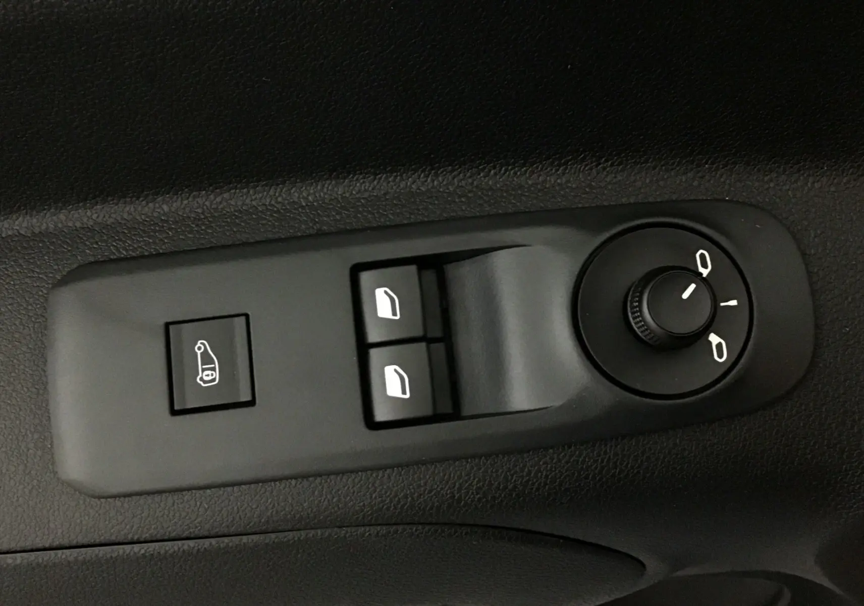 Gros plan sur les commandes de réglage des rétroviseurs et des vitres électriques du Peugeot Partner blanc 2025.