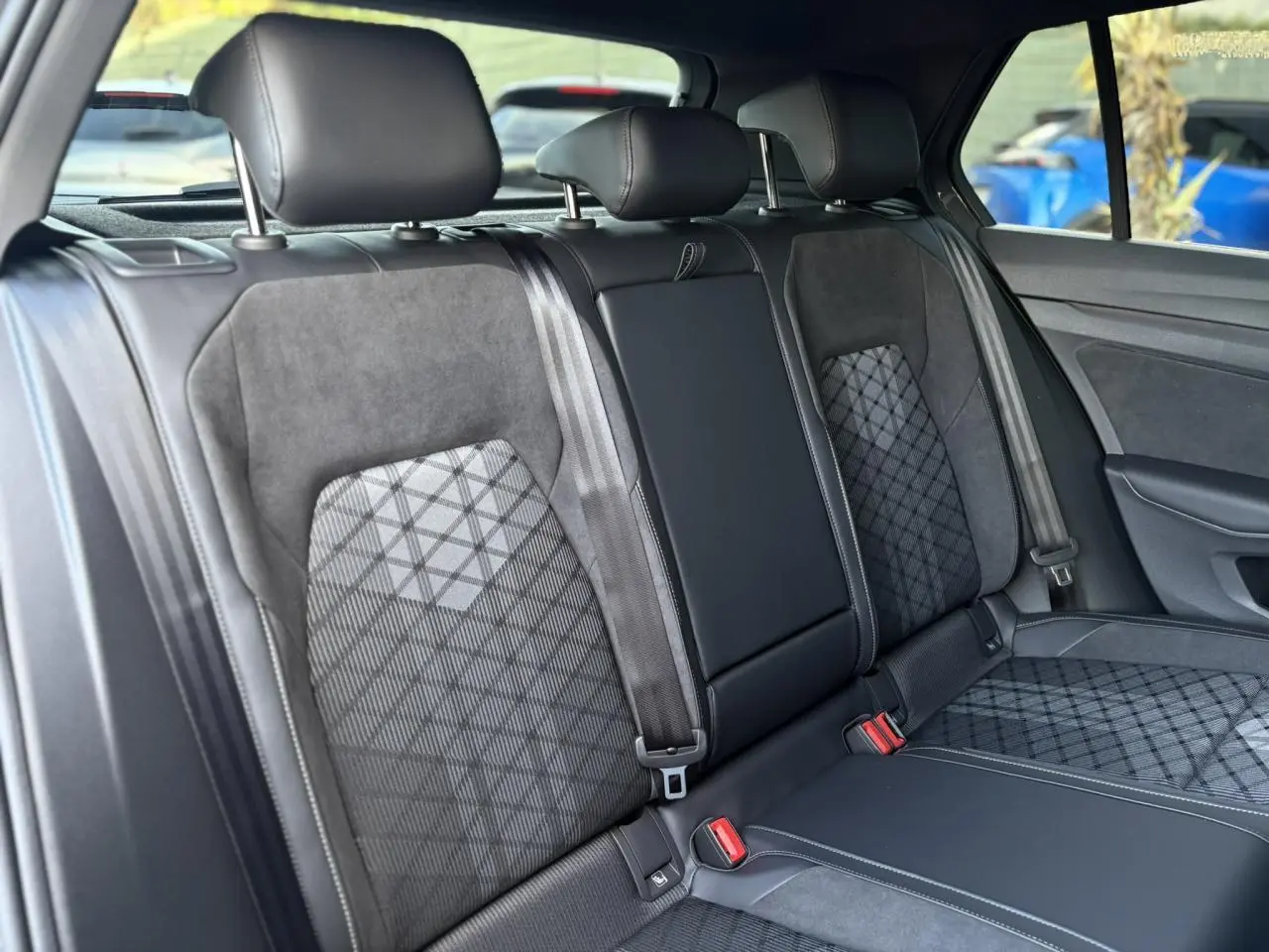Vue intérieure des sièges arrière en tissu et alcantara gris de la Volkswagen Golf VIII R-Line 2026.