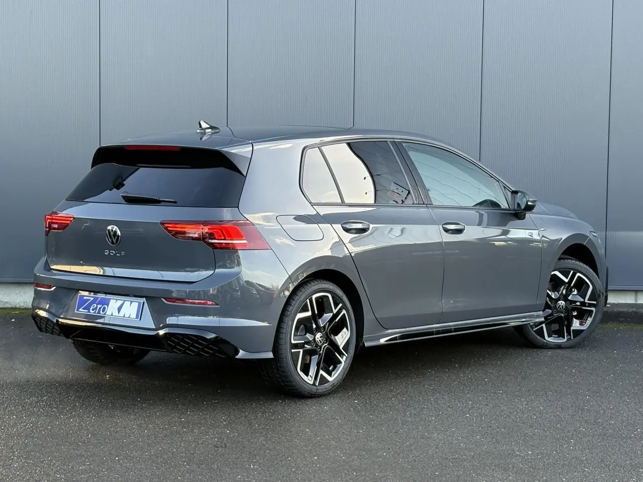 Volkswagen Golf VIII gris dauphin vue 3/4 arrière droit avec jantes alliage 18" York et toit ouvrant panoramique.