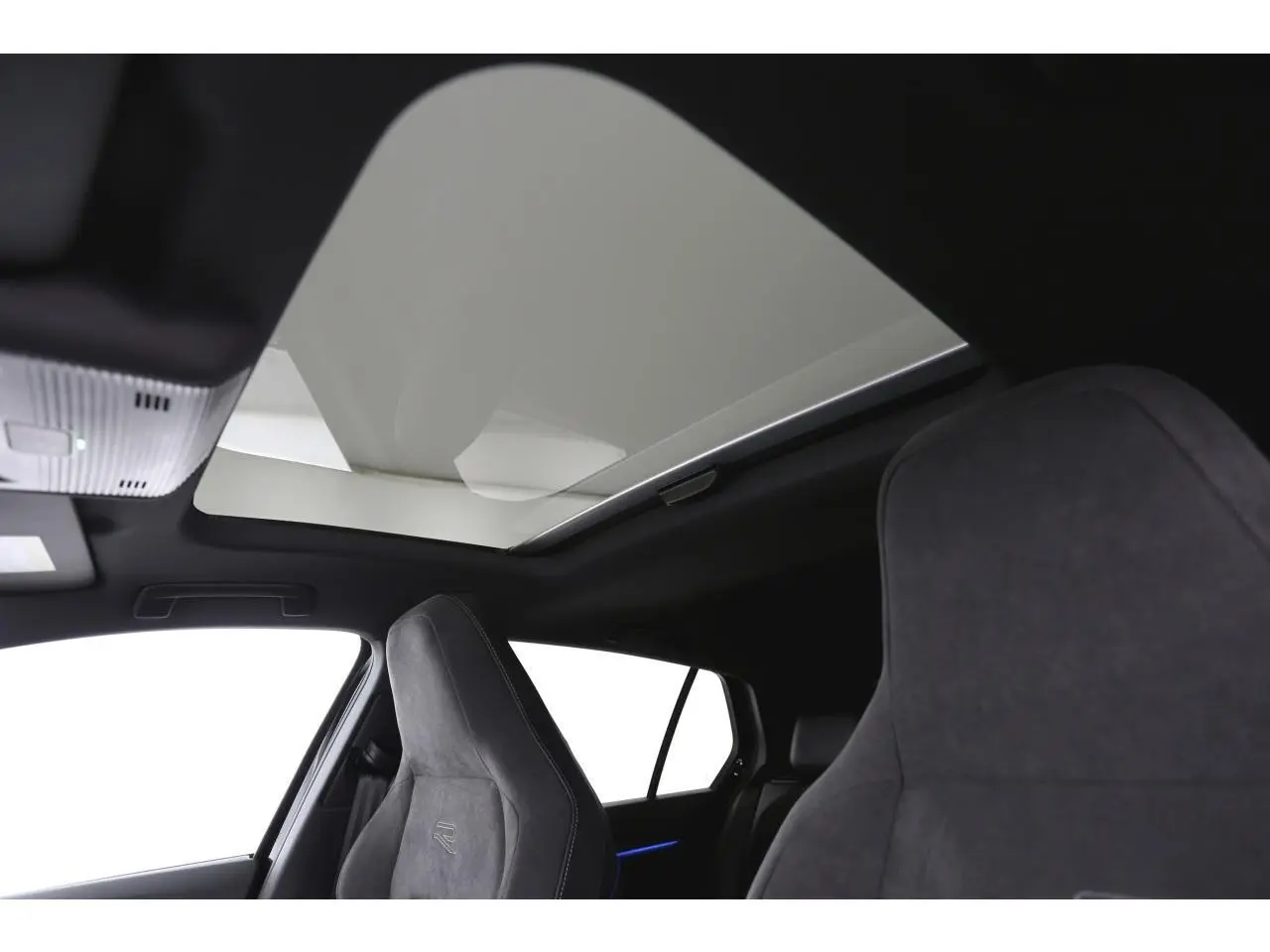 Vue intérieure du toit ouvrant panoramique et des sièges sport en alcantara gris foncé de la Volkswagen Golf VIII R-Line.