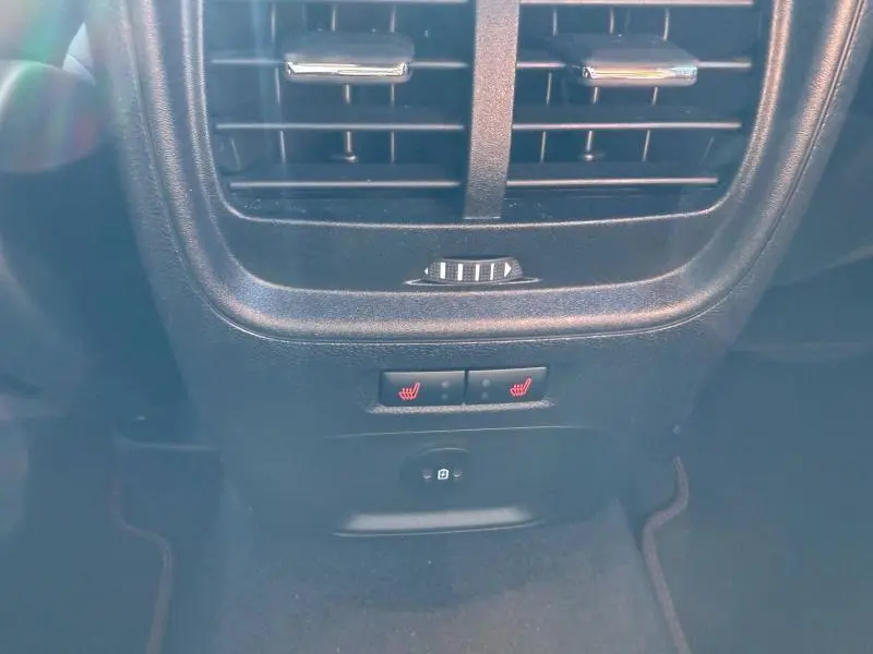 Gros plan sur les commandes de sièges chauffants et les aérateurs arrière du Ford Kuga 2.0 EcoBlue noir Agate 2024.