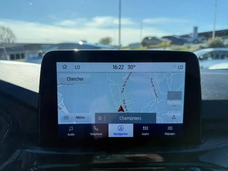 Écran tactile central du Ford Kuga 2.0 EcoBlue 120ch ST-Line 2024 affichant la navigation GPS en plein jour.