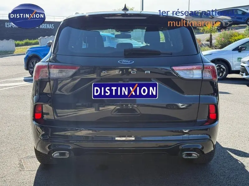 Vue arrière d'un Ford Kuga 2.0 EcoBlue noir agate métallisé, avec feux LED et double sortie d'échappement visible.