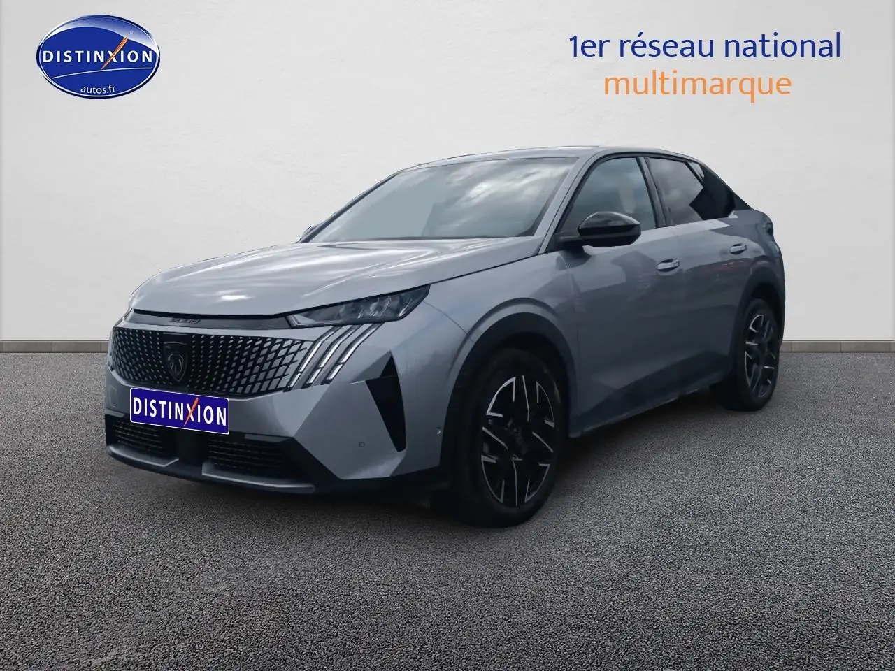 Peugeot 3008 gris artense en 3/4 avant droit, mettant en valeur sa calandre distinctive et ses jantes alu noires.