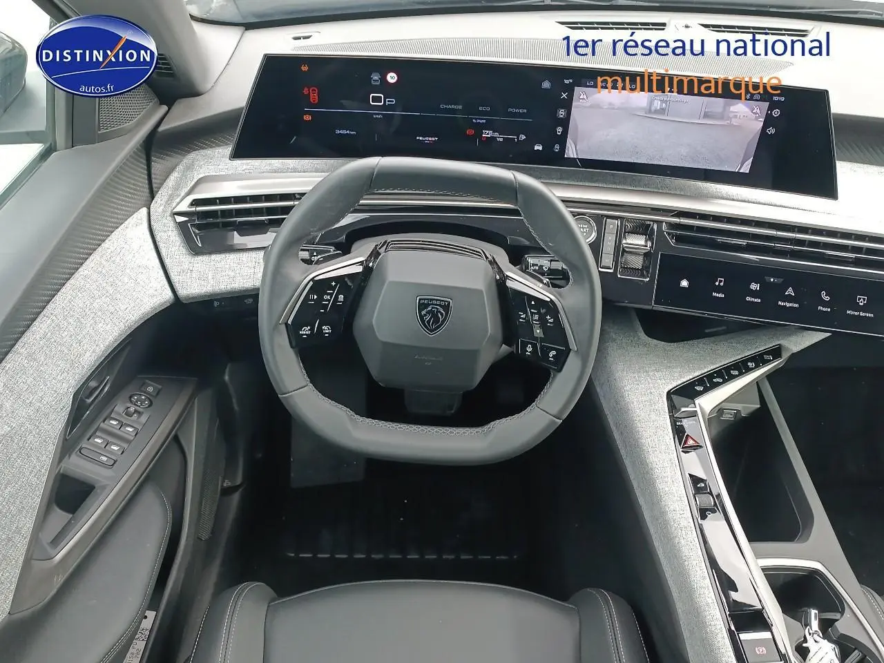 Vue intérieure du tableau de bord et volant cuir noir du Peugeot 3008 1.2 hybrid 145 allure e-dcs6 2025.
