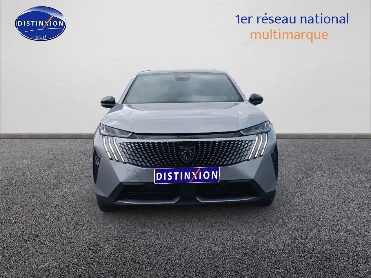 Vue avant d’un Peugeot 3008 gris Artense avec calandre distinctive et feux LED verticaux allumés.