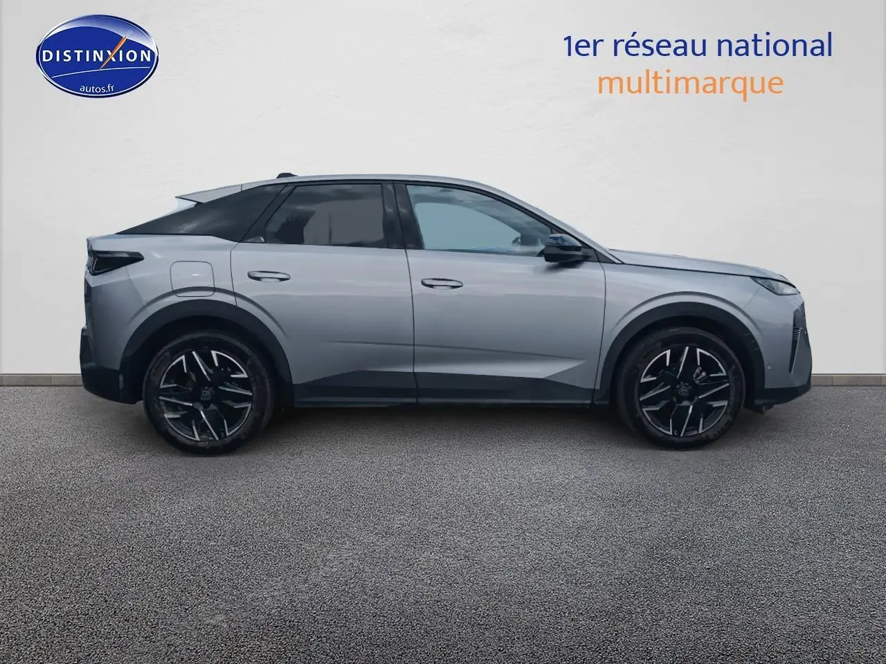 Peugeot 3008 gris artense vue de profil côté gauche avec jantes alu noires et toit noir contrasté.
