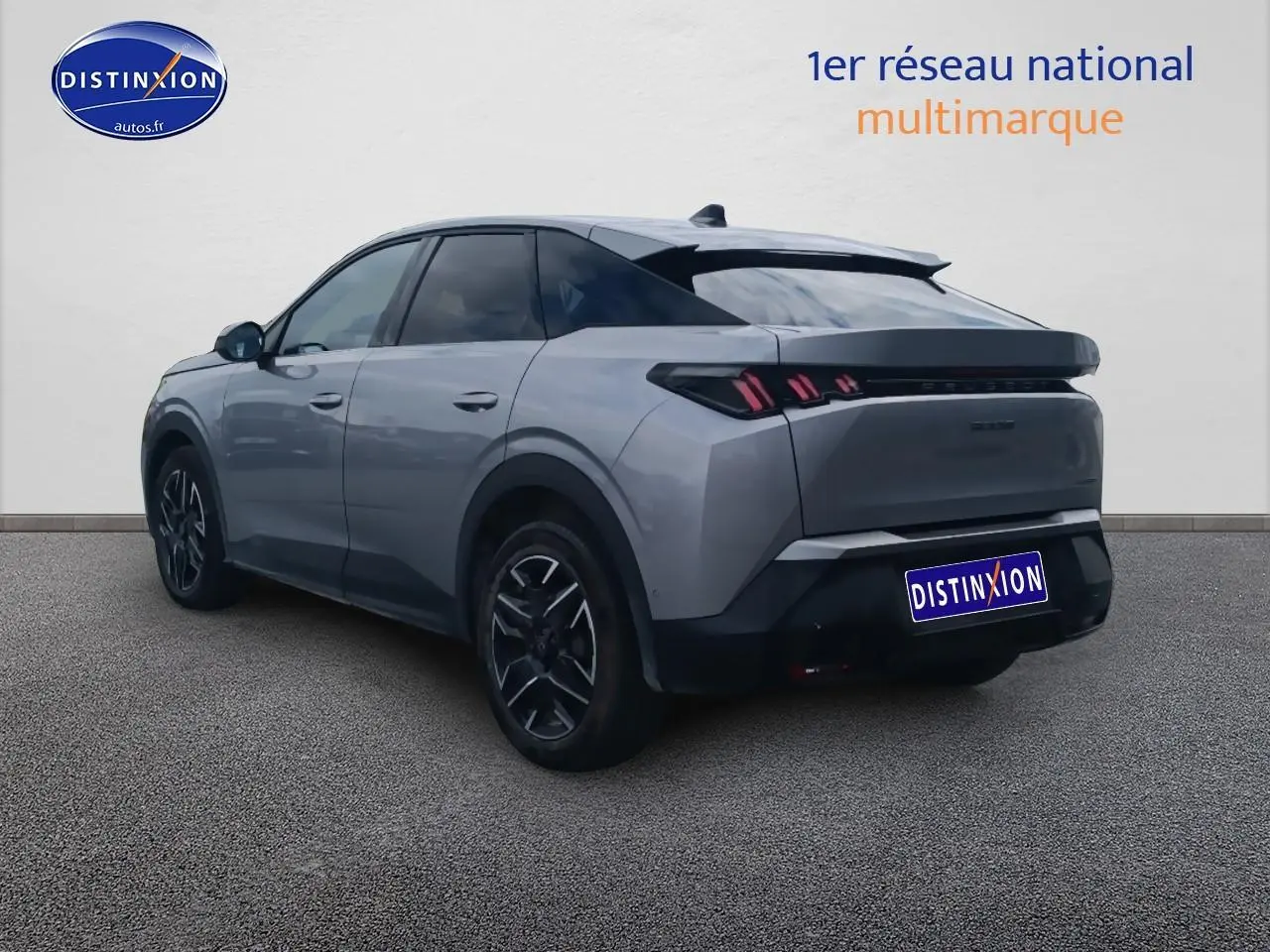 Peugeot 3008 gris Artense vue 3/4 arrière droit, avec feux arrière LED et jantes alu noires.