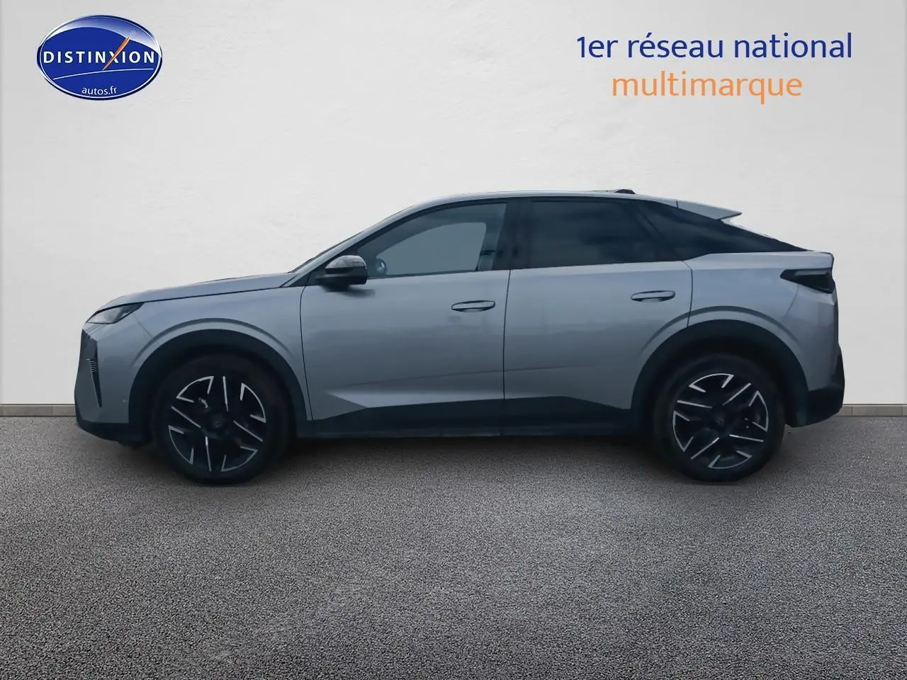 Vue de profil côté gauche d’un Peugeot 3008 gris artense avec toit noir et jantes alliage noires.