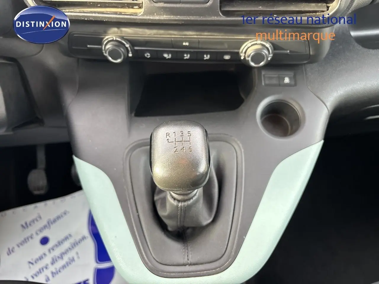 Vue rapprochée du levier de vitesse manuel noir dans l’habitacle du Citroën Berlingo Multispace gris platinium 2019.