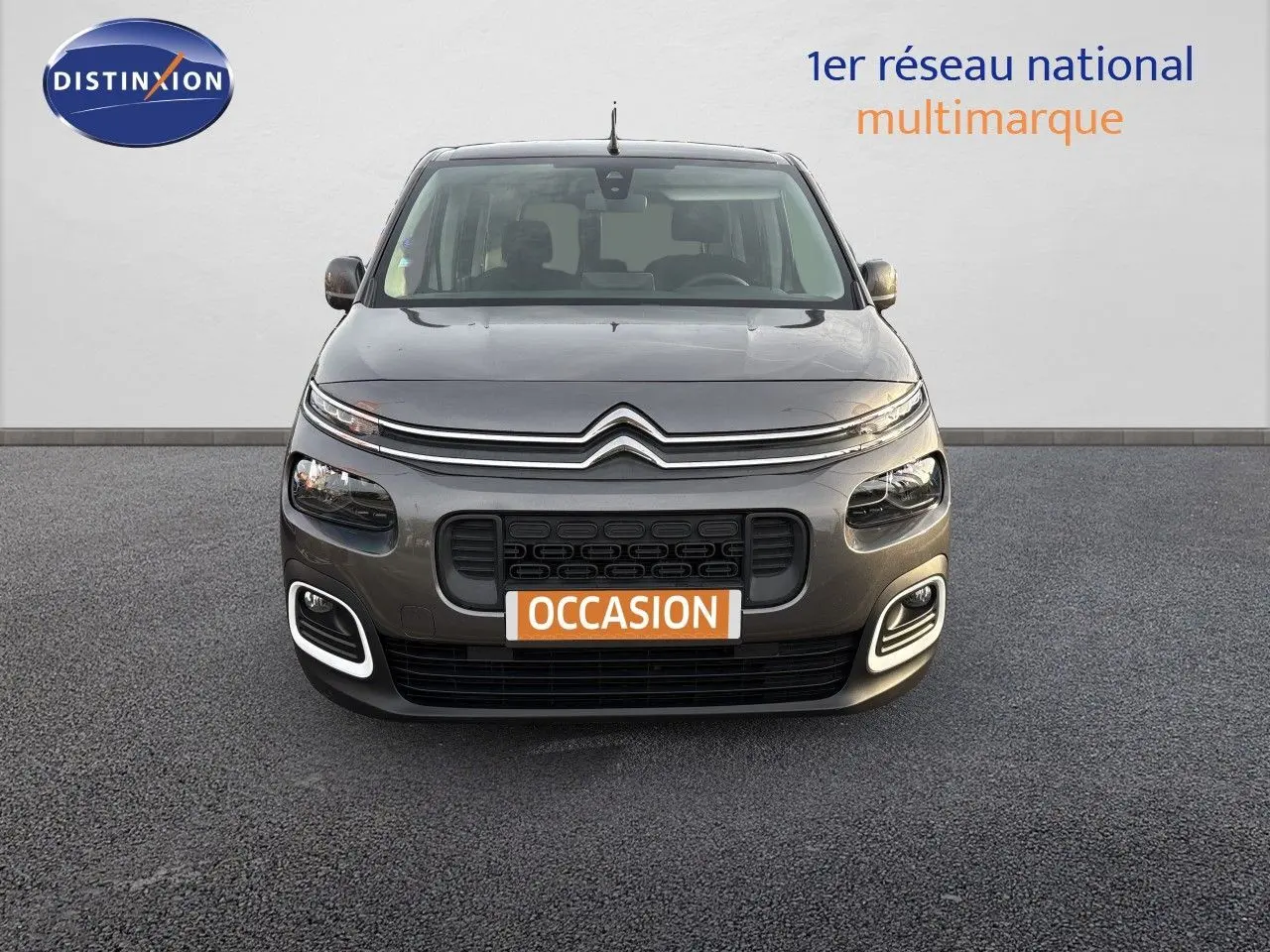 Vue frontale d'un Citroën Berlingo Multispace gris platinium, avec calandre distinctive et plaque "OCCASION" visible.