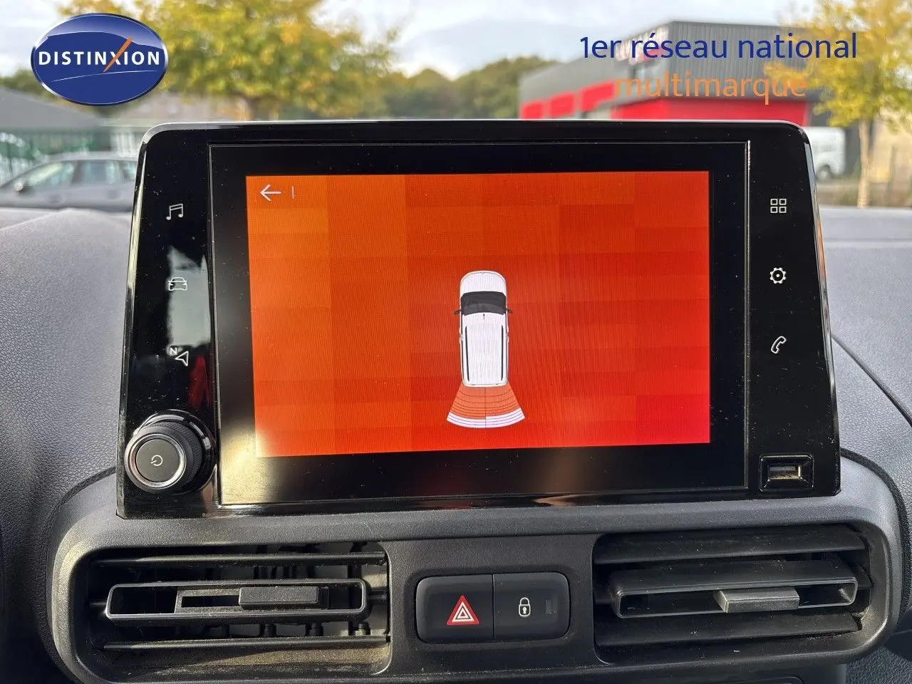 Écran tactile central affichant l'alerte de proximité du véhicule Citroën Berlingo Multispace 2019, vue intérieure.