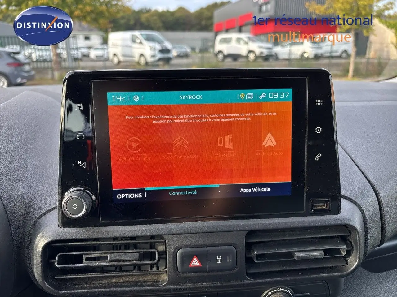 Écran tactile central du tableau de bord du Citroën Berlingo Multispace 2019, affichant les options de connectivité.