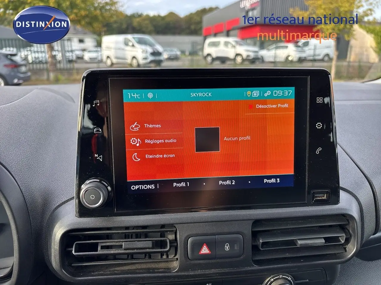 Écran tactile central du tableau de bord du Citroën Berlingo Multispace 2019, interface radio en affichage.