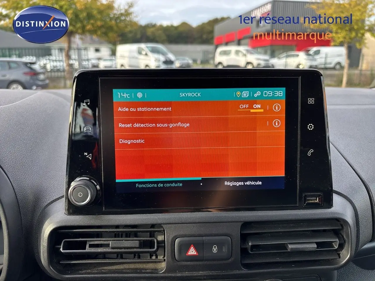 Écran tactile central du tableau de bord du Citroën Berlingo Multispace 2019, affichant les réglages d’aide au stationnement.