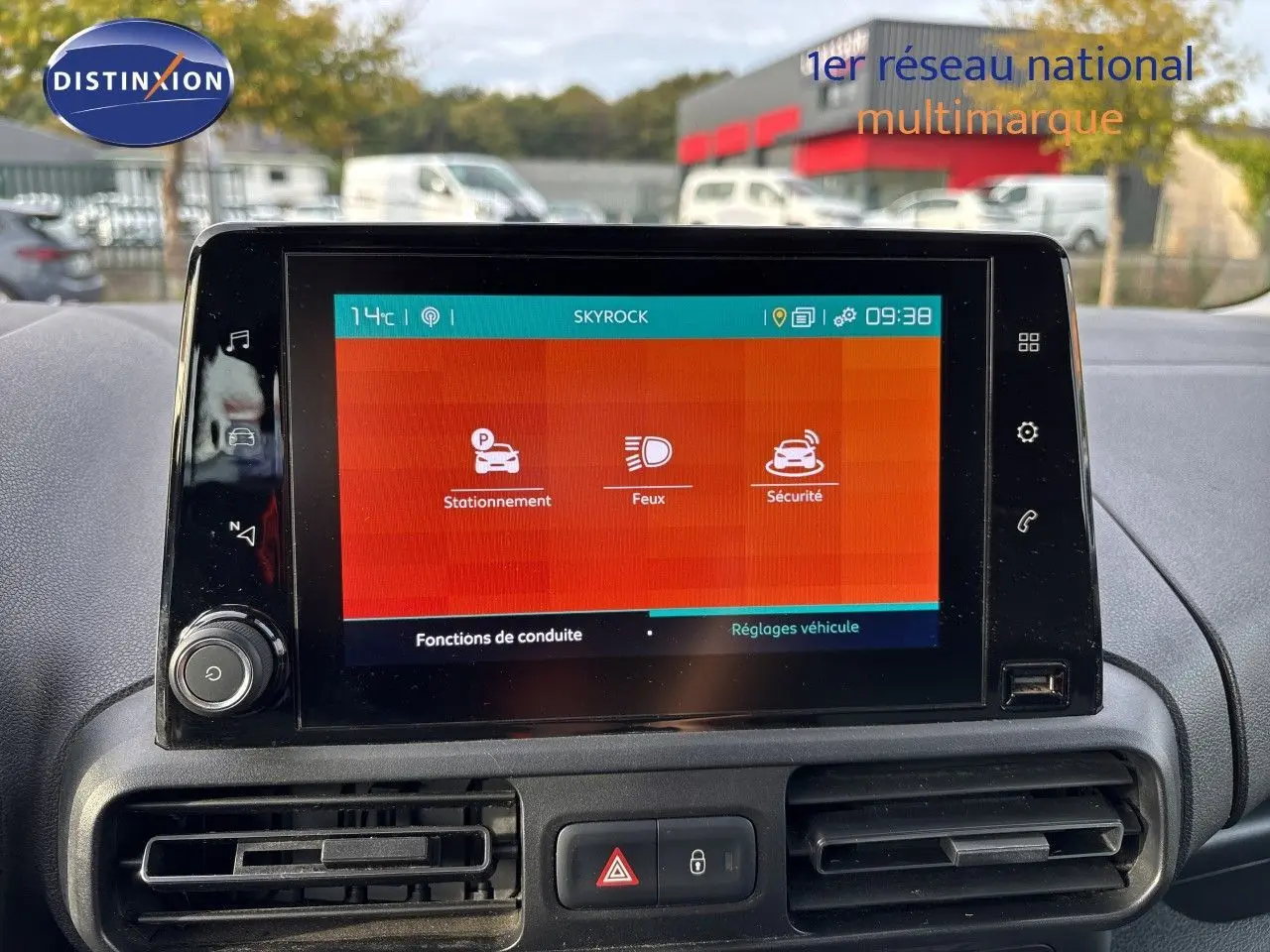 Écran tactile central du tableau de bord du Citroën Berlingo Multispace 2019 affichant les réglages de conduite.