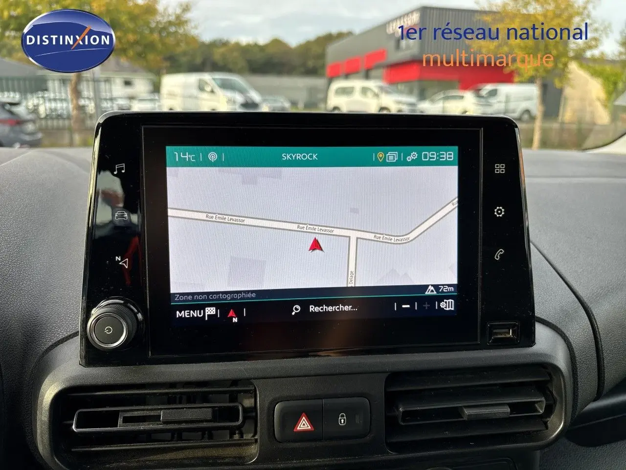 Écran tactile central du tableau de bord du Citroën Berlingo Multispace 2019, affichant un GPS en extérieur.