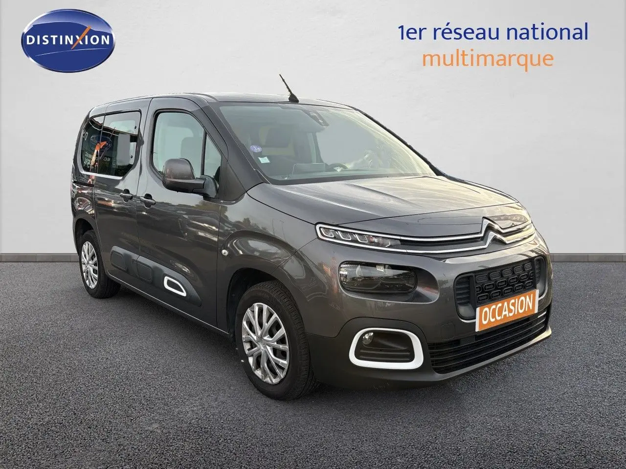 Vue 3/4 avant droit d'un Citroën Berlingo Multispace gris platinium avec détails noirs et jantes alliage.