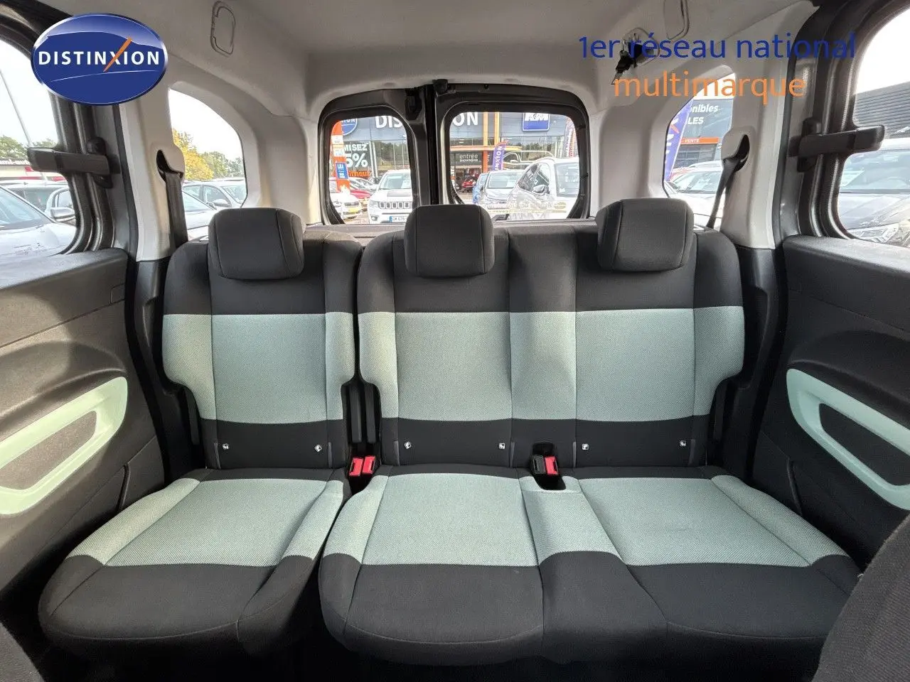 Banquette arrière trois places en tissu bicolore gris et noir du Citroën Berlingo Multispace 2019 vue de face.