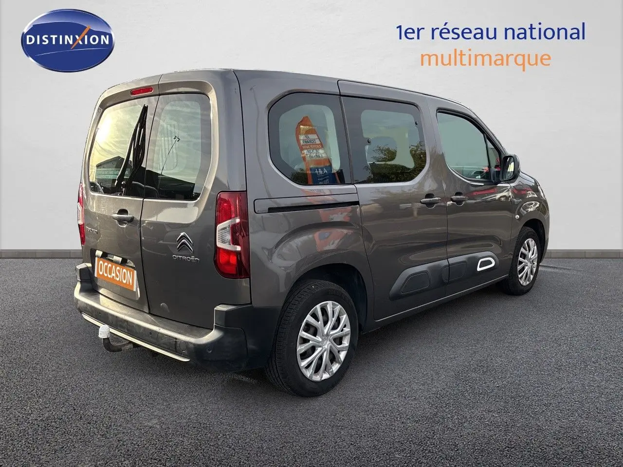 Vue 3/4 arrière droite d'un Citroën Berlingo Multispace gris platinium avec jantes alliage et hayon arrière visible.
