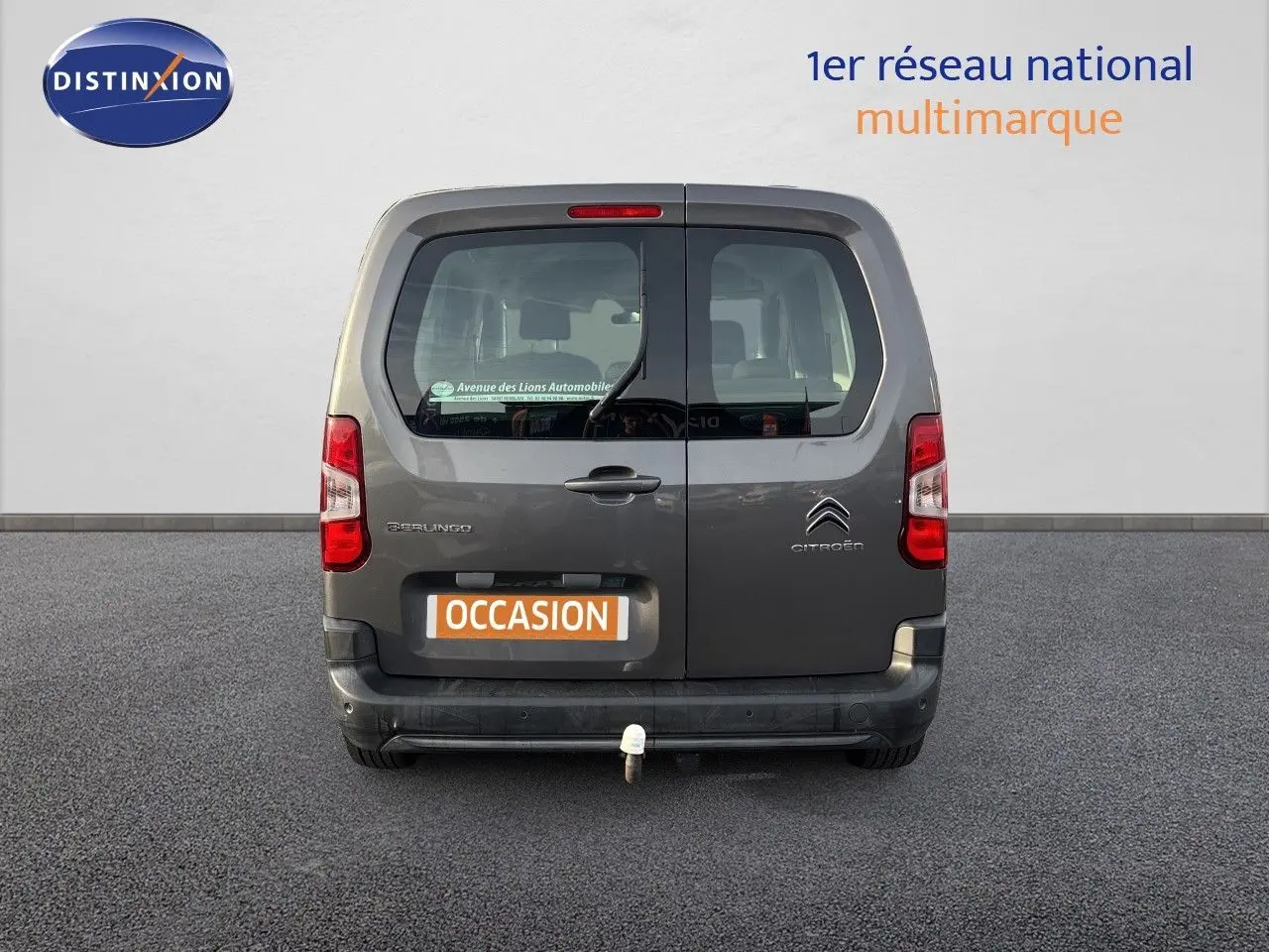 Vue arrière d'un Citroën Berlingo Multispace gris platinium avec hayon double portes et attelage visible.