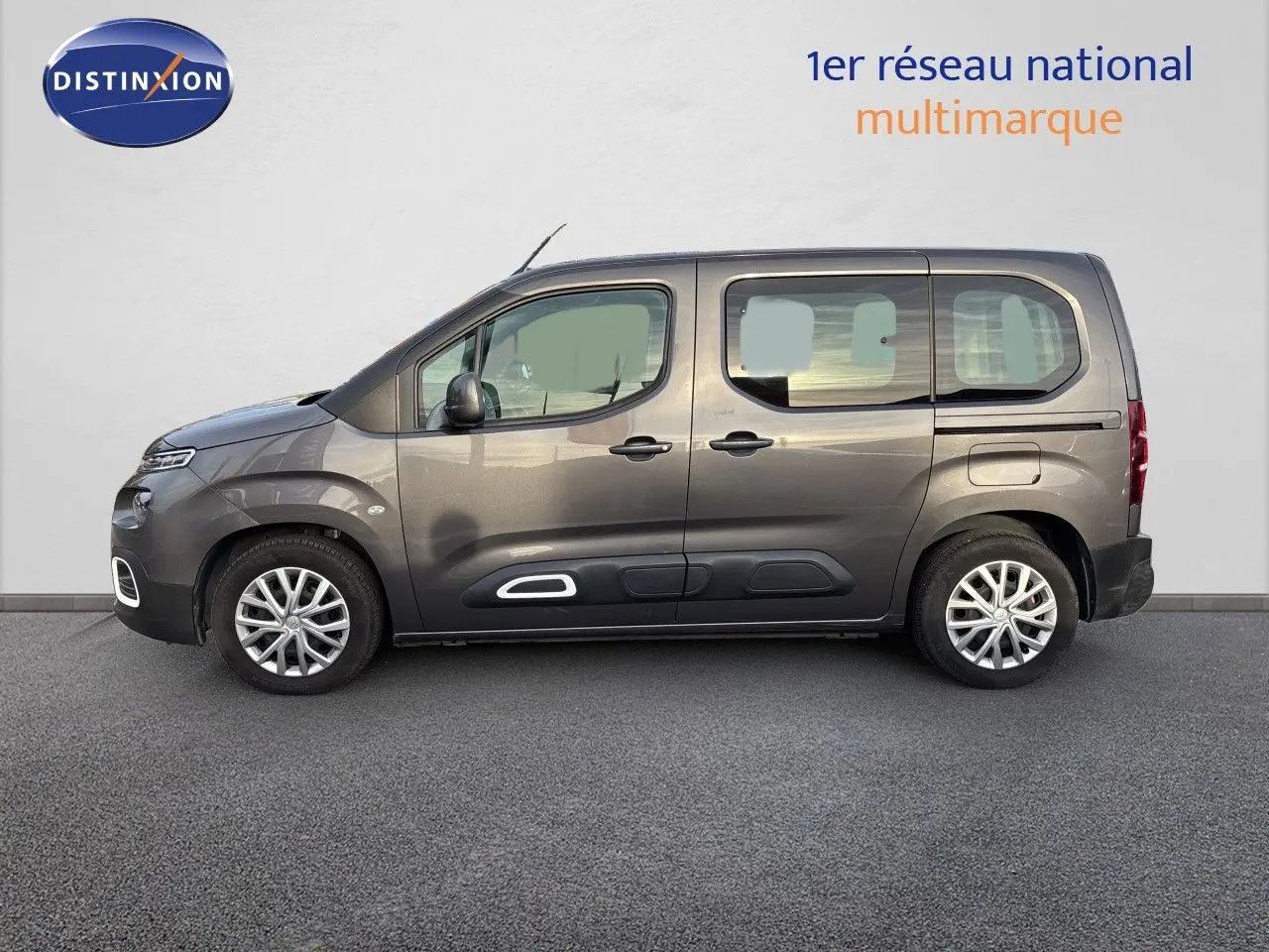 Profil latéral droit d'un Citroën Berlingo Multispace gris platinium avec ses jantes alliage et ses vitres teintées.