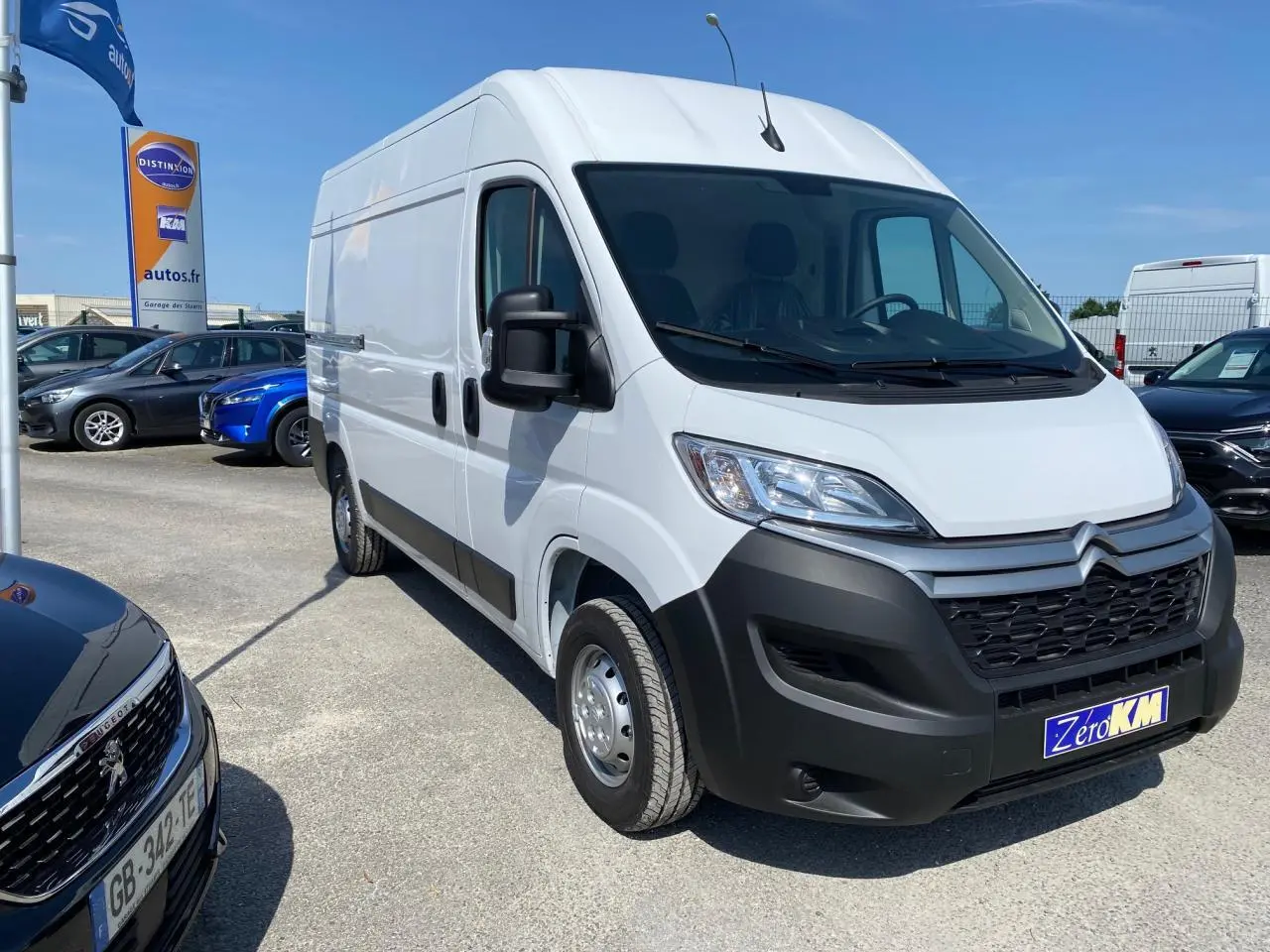 Fourgon blanc Citroën Jumper 3.5t L2H2 vu en 3/4 avant droit sur parking ensoleillé