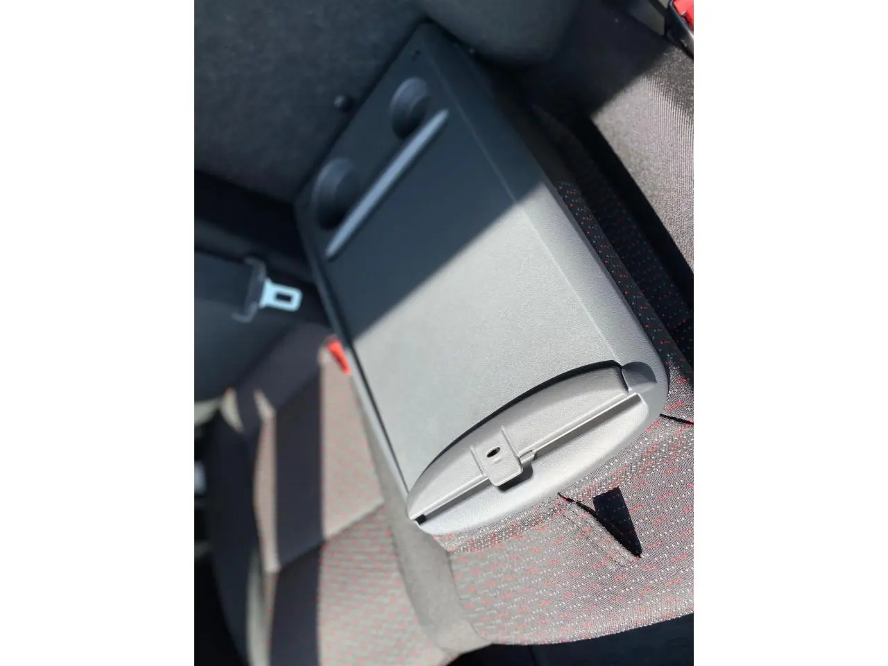 Détail de la tablette rabattable avec porte-gobelets sur le siège passager du Citroën Jumper blanc 2023.