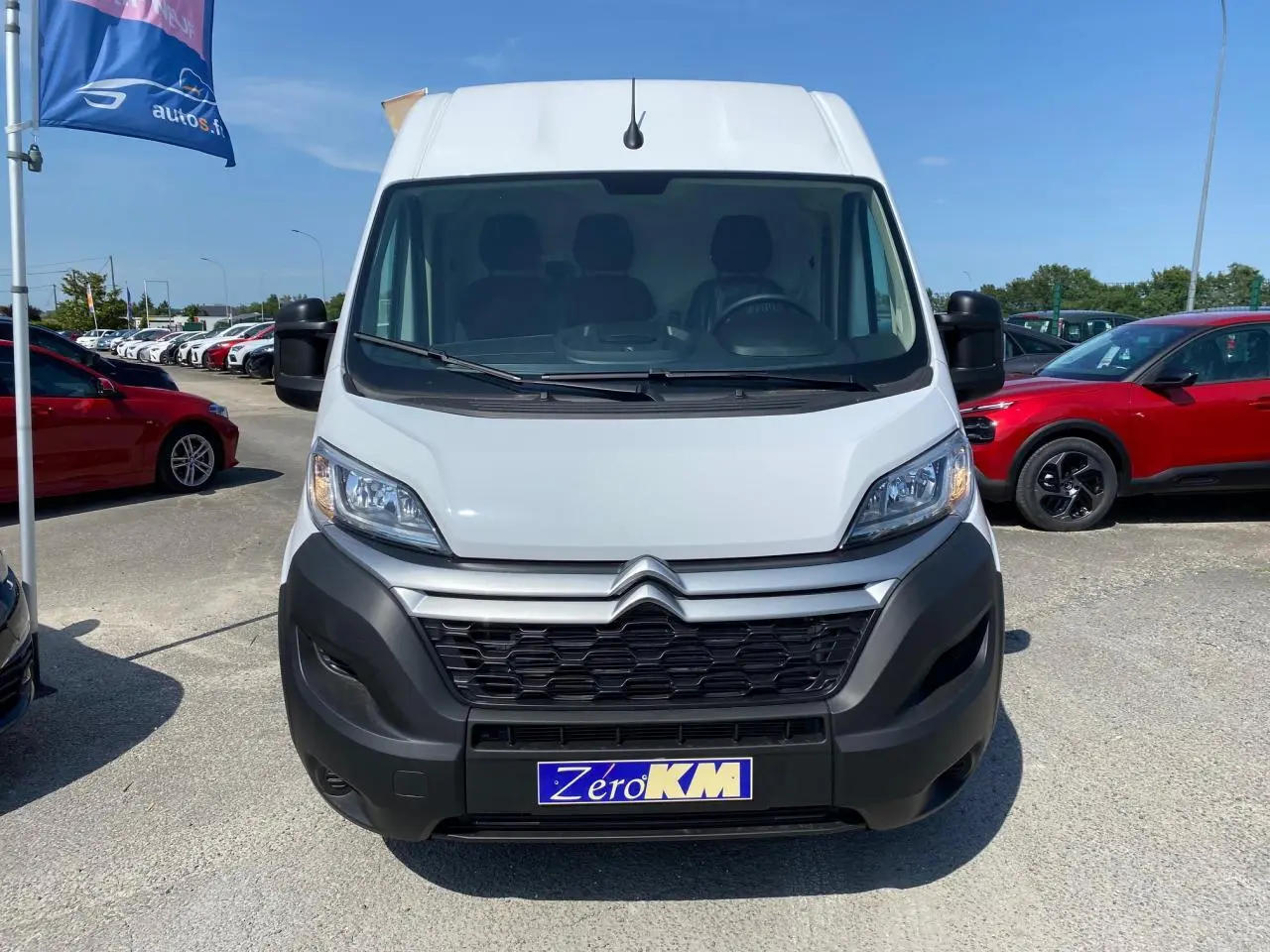 Vue frontale d'un utilitaire Citroën Jumper blanc avec calandre noire et plaque Zero KM visible.