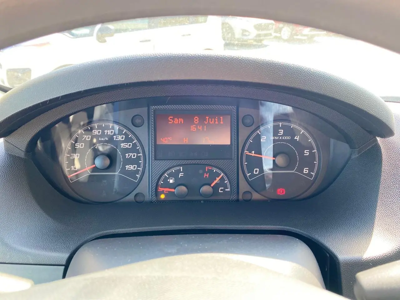 Vue rapprochée du tableau de bord du Citroën Jumper 2023 avec compteurs analogiques et écran digital rouge.