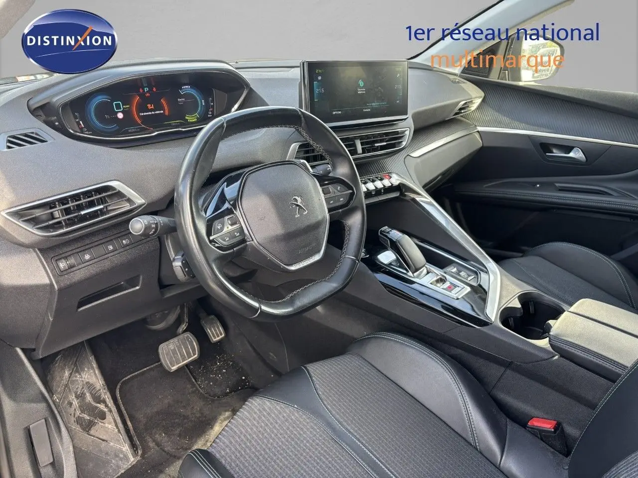 Intérieur du Peugeot 3008 hybride 2022, vue côté conducteur, volant compact et console centrale moderne en noir.
