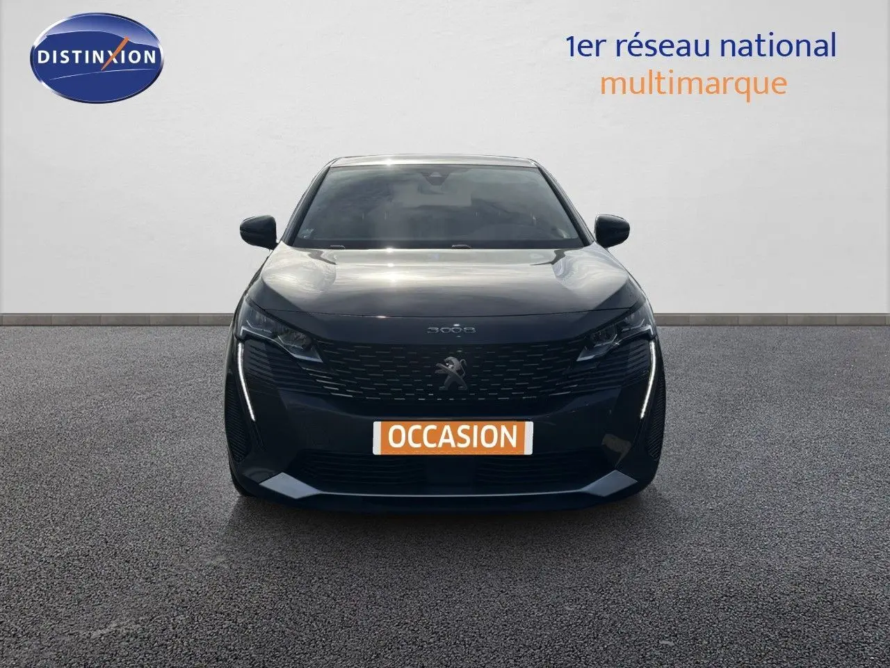 Vue frontale d'un Peugeot 3008 gris platinium 2022 avec feux LED et calandre noire distinctive.