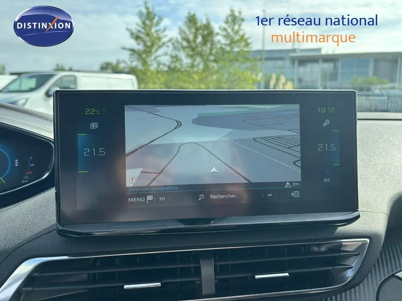 Écran tactile central du Peugeot 3008 gris platinium 2022 affichant la navigation, vue intérieure avant.