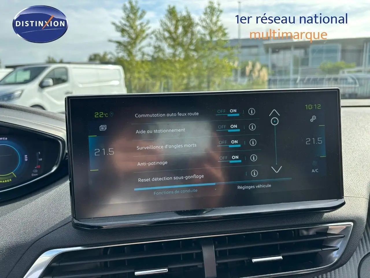 Écran tactile central du Peugeot 3008 gris platinium 2022 affichant les réglages d'aides à la conduite et climatisation.