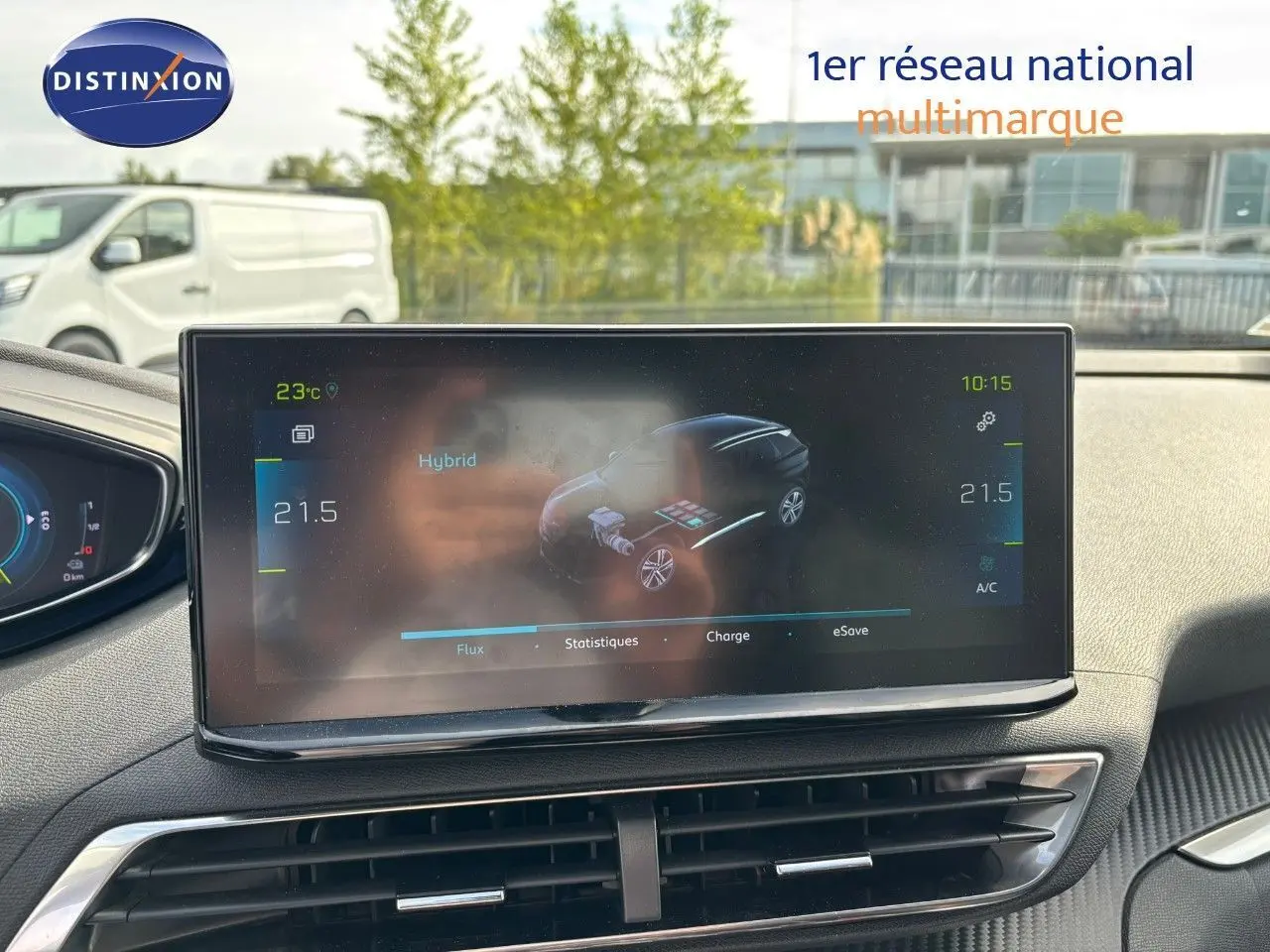 Écran central du Peugeot 3008 hybride 2022 affichant les données de consommation et température intérieure à 21,5°C.