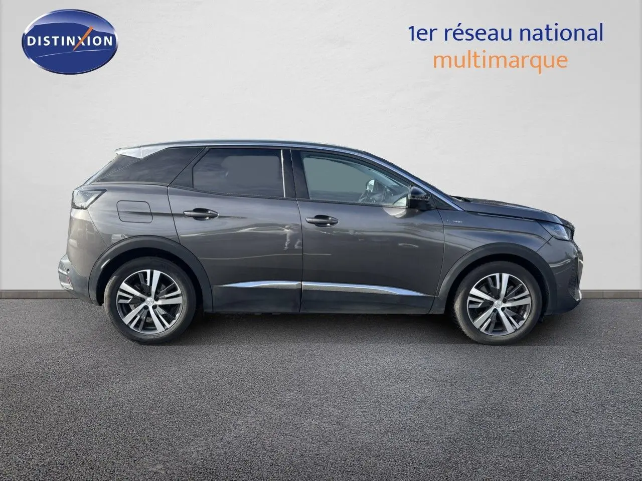 Profil droit du Peugeot 3008 hybride rechargeable gris platinium avec jantes alliage et lignes chromées basses.