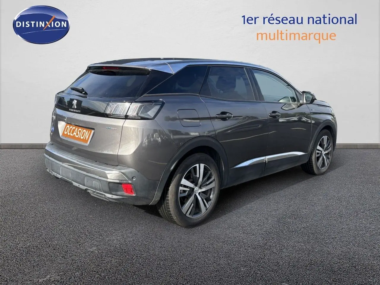 Peugeot 3008 hybride gris platinium en 3/4 arrière droit, avec jantes alliage et vitres teintées.