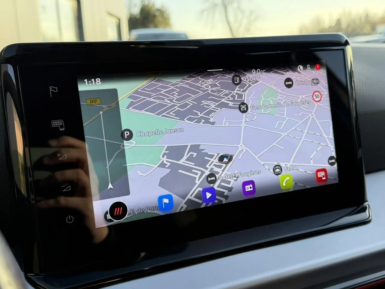 Écran tactile du système de navigation NaviSystem+9 dans une SEAT Ibiza TSI 115 FR 2025, vue de face.