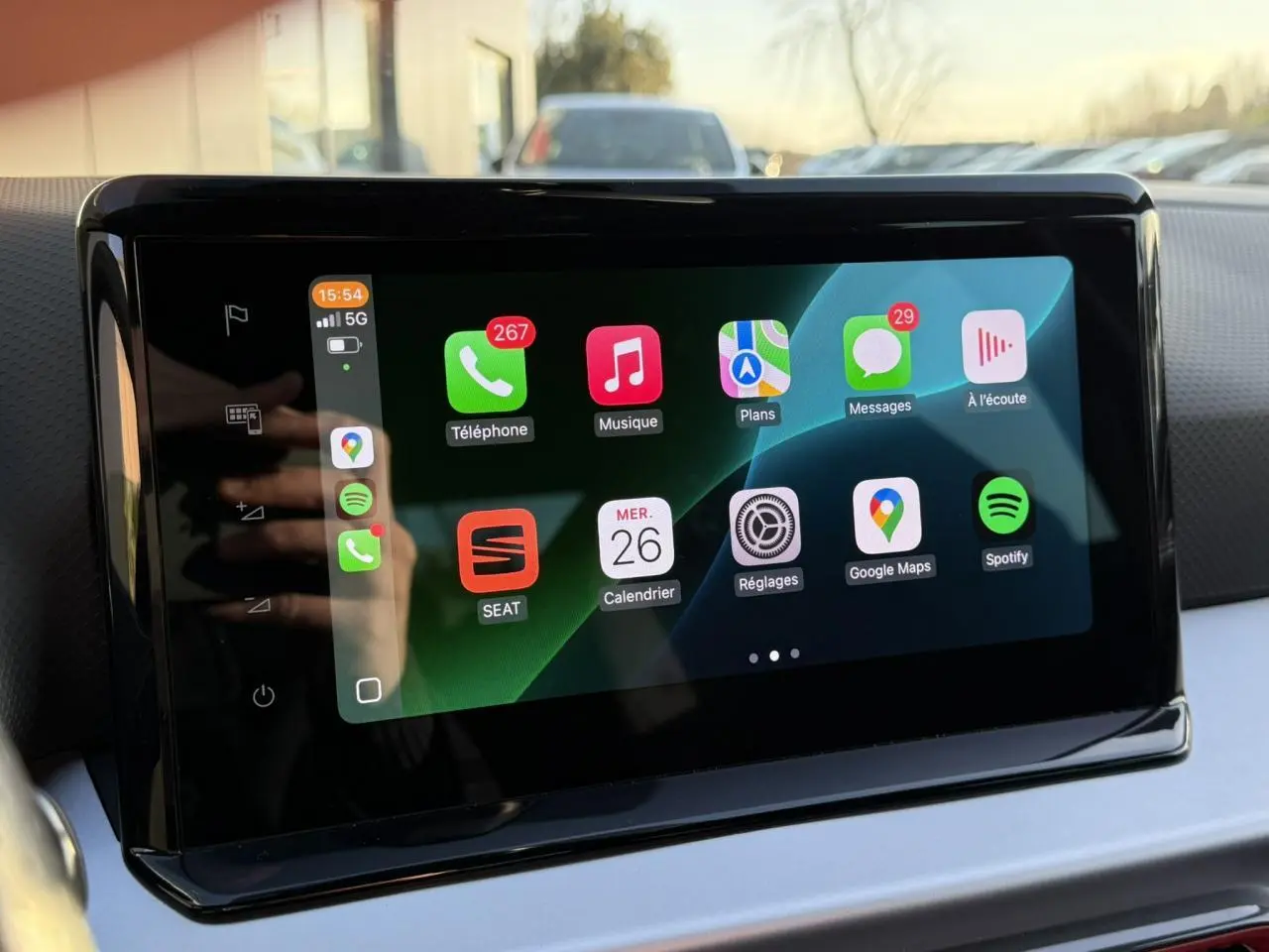 Écran tactile central affichant l'interface SEAT Connect dans l'habitacle moderne du SEAT Ibiza 2025.