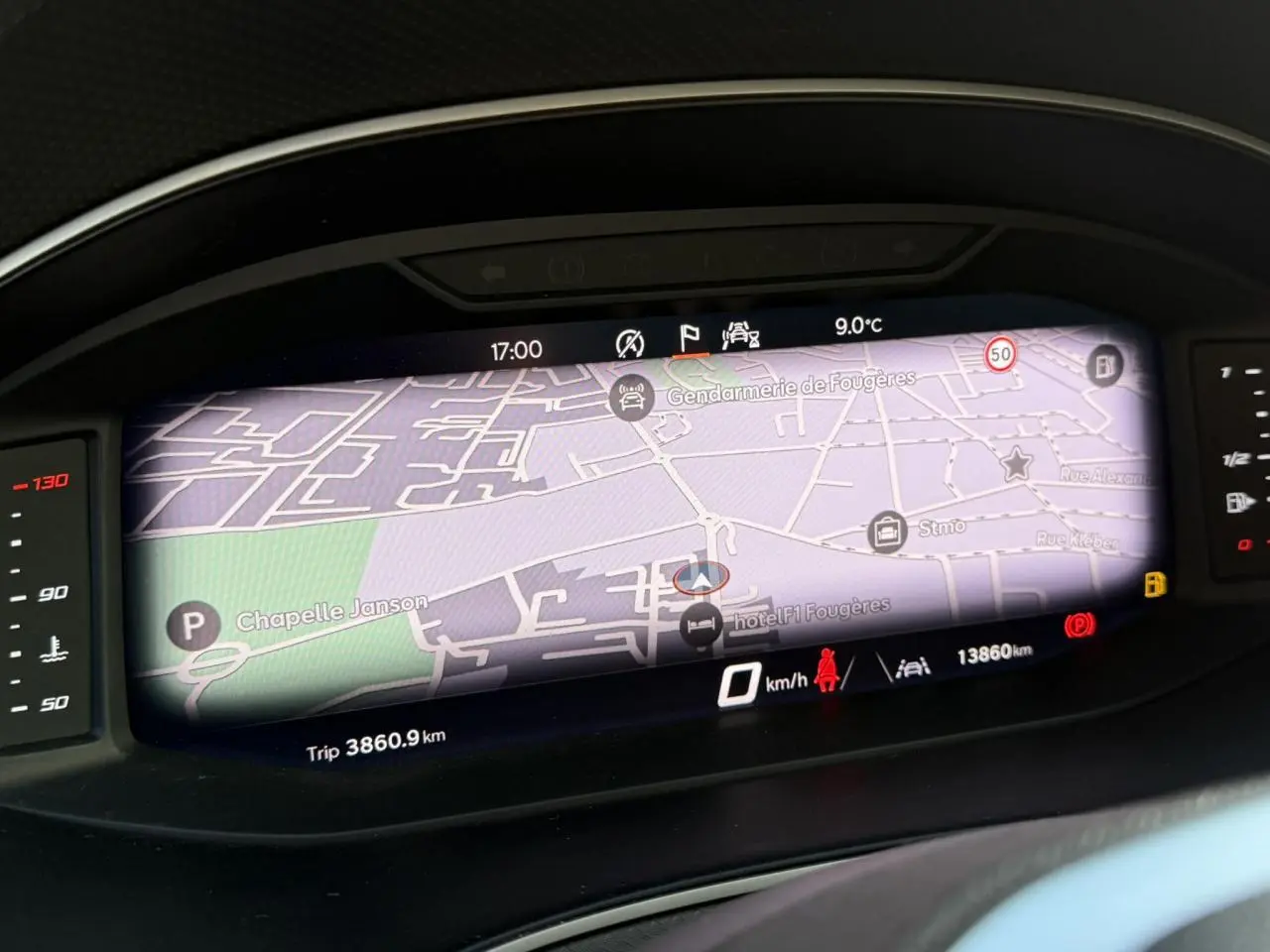Affichage numérique 10 pouces du tableau de bord SEAT Ibiza TSI 115 FR 2025 montrant la navigation et les alertes.