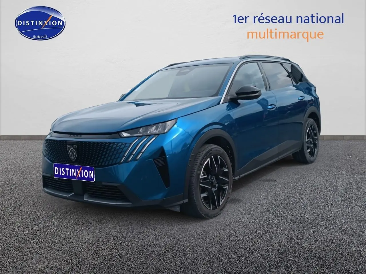 Peugeot 5008 Hybrid 145 allure e-dcs6 bleu en 3/4 avant droit avec jantes alu noires et calandre distinctive.