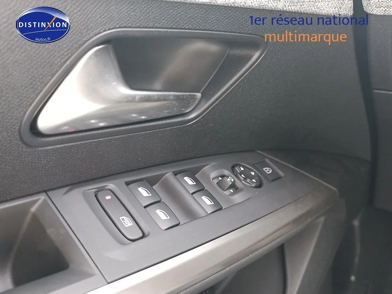 Gros plan sur la commande des vitres et rétroviseurs côté conducteur d’un Peugeot 5008 bleu 2025.